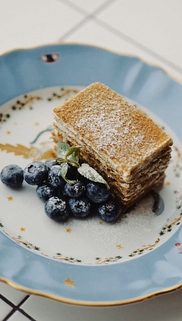 Домашний медовик с голубикой