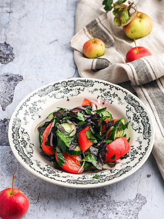 Грузинский салат с кахетинским маслом или ореховой заправкой