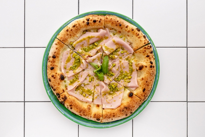 Пицца с мортаделлой и фисташками