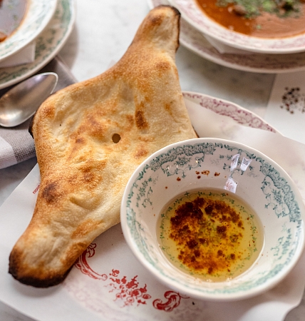 Свежеиспеченный в тонэ шотис пури