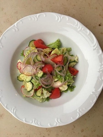 Овощной салат с оливковым маслом