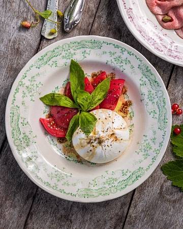 Буррата со свежими помидорами