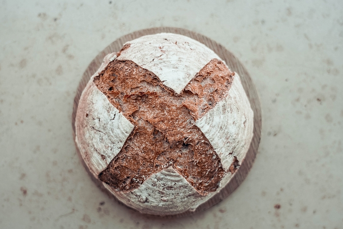 Четвертинка домашнего хлеба с маслом