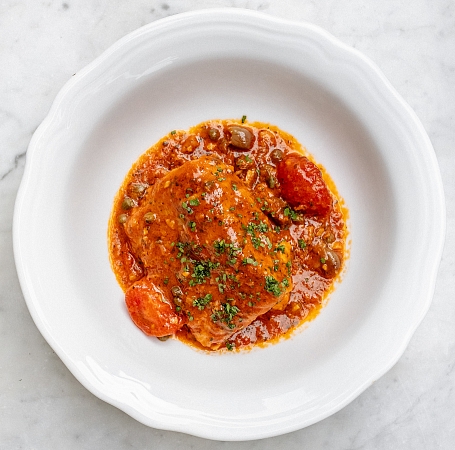 Треска, запеченная с оливками и томатами