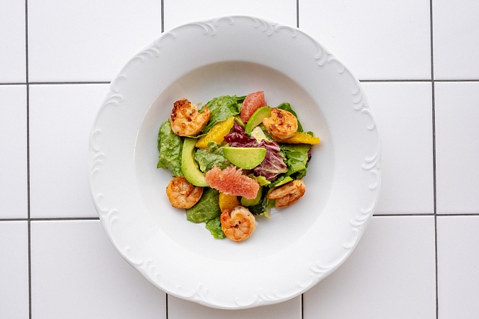 Цитрусовый салат с креветками и авокадо
