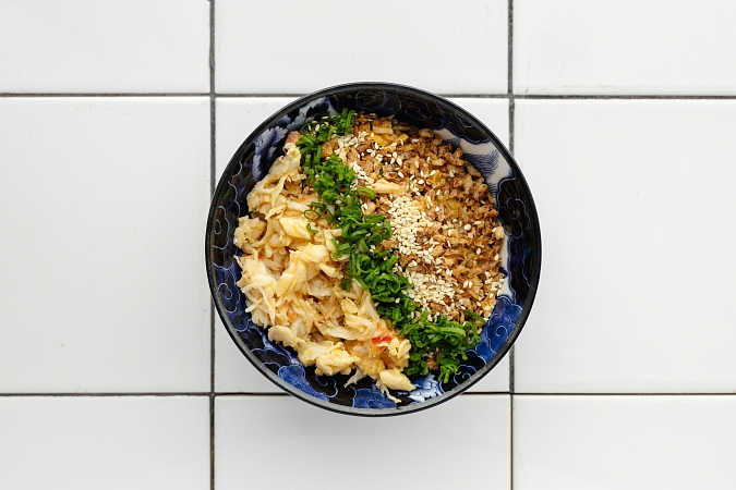 Вок с жареным рисом, с крабом и яйцом