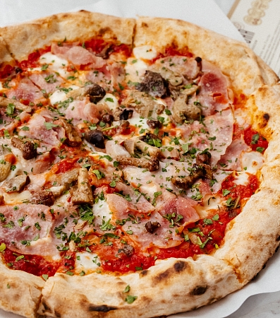 Лесные грибы и ветчина