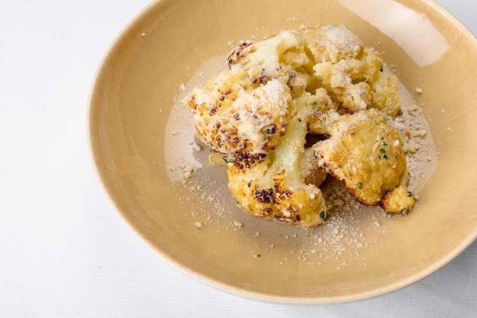 Запеченная цветная капуста с соусом из анчоусов