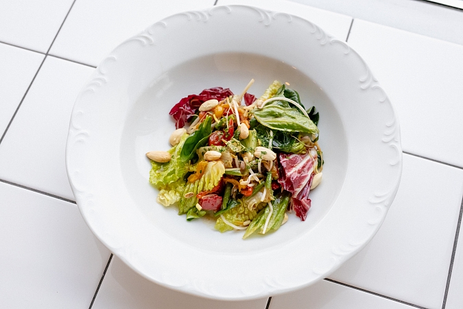 Салат с кенийской фасолью и ростками сои