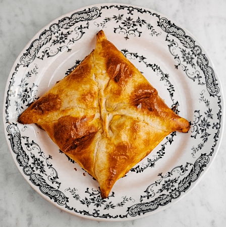 Пеновани, хачапури из слоеного теста с сыром