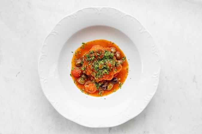 Треска запеченная с оливками и томатами