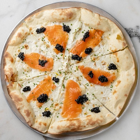 Пицца с лососем и чёрной икрой