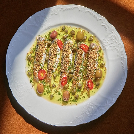 Свежие сардинки маринованные по-сицилийски с каперсами и лимоном