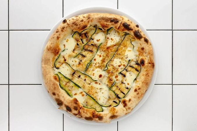 Пицца с цукини и миланским сыром страккино