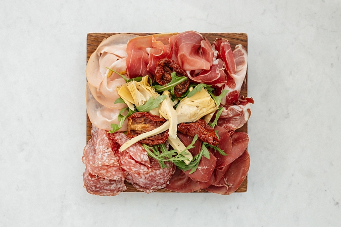 Закуска из мясных деликатесов