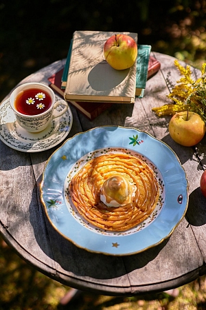 Яблочный пирог с шариком ванильного мороженого