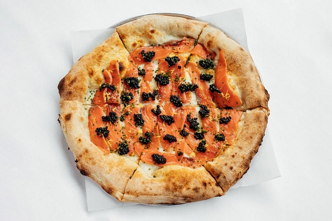Пицца с лососем и чёрной икрой