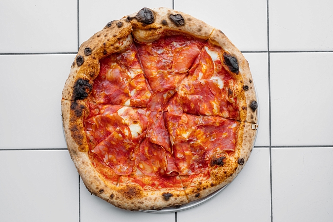 Пицца с острой салями