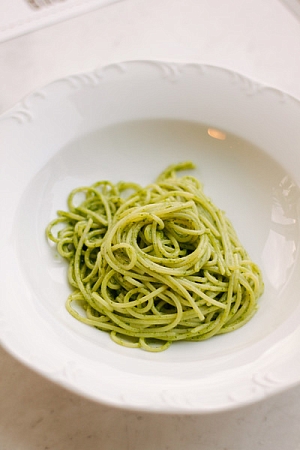 Спагетти с соусом песто