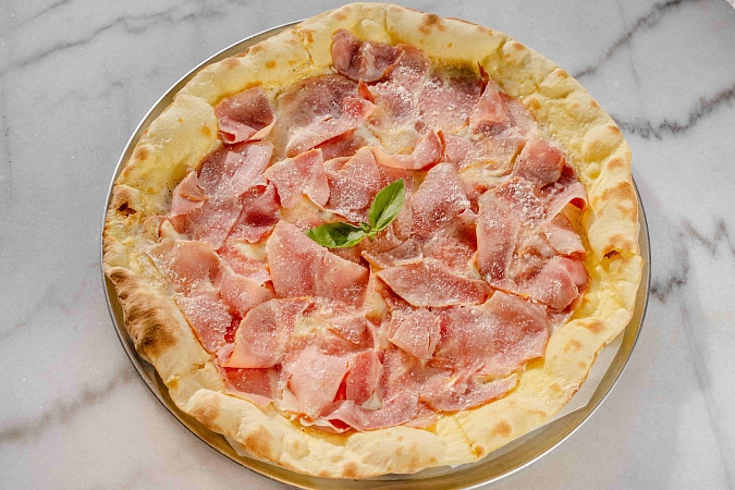 Пицца ветчина и трюфельный крем