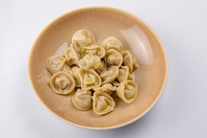 Домашние пельмени со сметаной