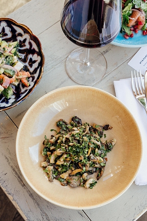 Грибы вешенки с соусом киндзмари