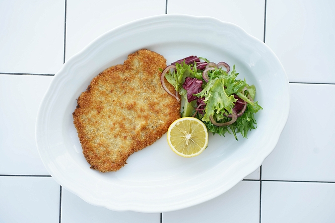 Котолетта алла Миланезе из индейки с салатом