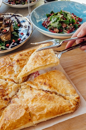 Пеновани, слоеный хачапури с сыром