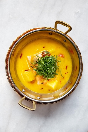 Стейк из лосося в шафрановом бульоне с морскими петушками и картофелем