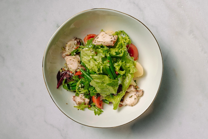 Салат с осьминогом