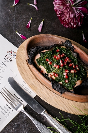 Форель в виноградных листьях, приготовленная на кеци