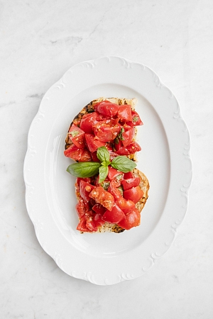 Брускетта с помидорами
