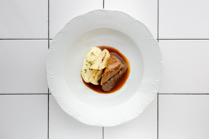 Телячья голень томленая с травами и нежным пюре из корня сельдерея