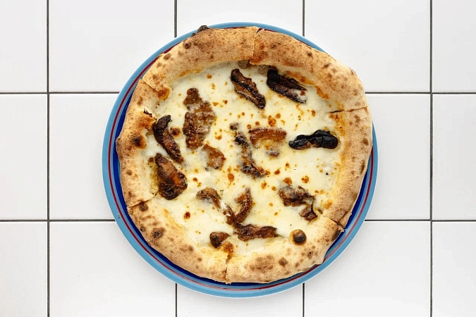 Пицца с белыми грибами и миланским сыром стракино