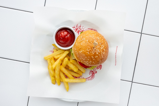 Фирменный бургер на гриле Green EGG