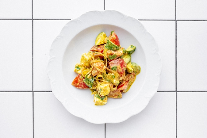 Салат с огурцами помидорами и сербской брынзой