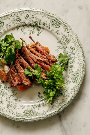 Томленые ребрышки ягненка с сицилийской капонатой