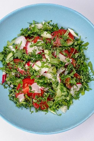 Салат из свежих овощей с оливковым маслом или сметаной