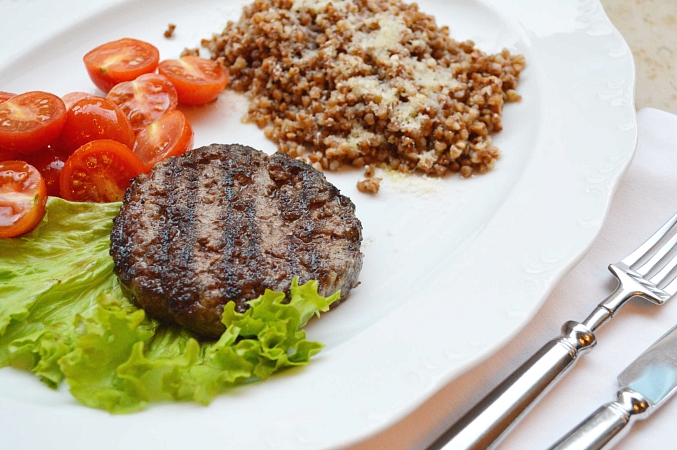 Рубленный стейк по - деревенски с гречей и салатом из свежих помидоров