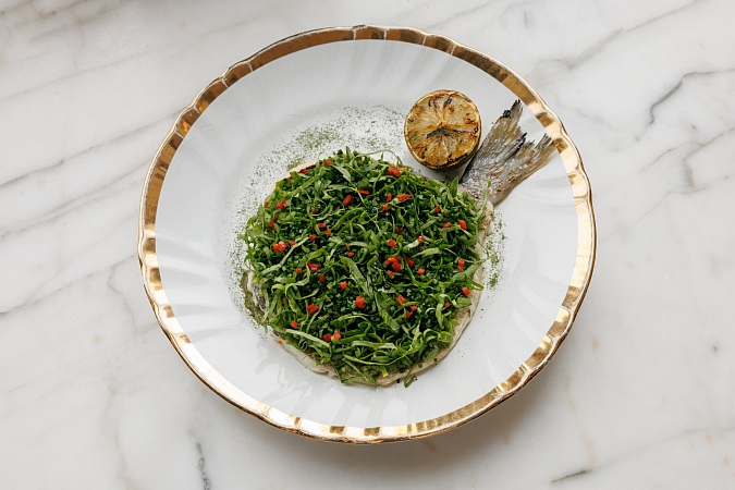 Дорада, запеченная в пергаменте, с травами, щавелем и лаймом