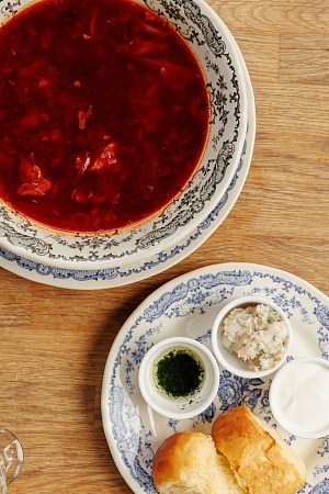 Украинский борщ с пампушками, салом и чесноком