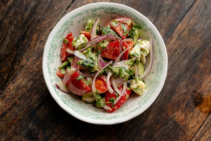 Салат с брынзой и заправкой из грецкого ореха