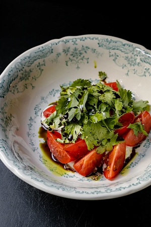 Помидоры с сыром гуда, тыквенным маслом и кинзой