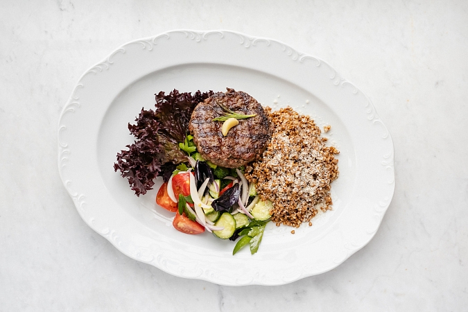 Рубленный стейк по-деревенски