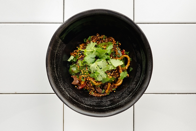 Вок с говядиной и домашней лапшой