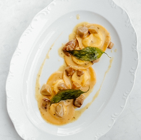 Равиолони с сыром робиоло и белыми грибами