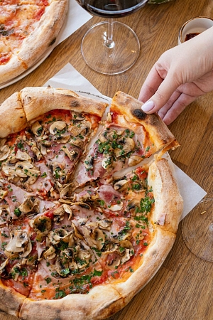 Пицца с ветчиной и грибами