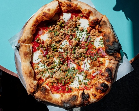 Тунец Callipo из Калабрии, красный лук и каперсы с о-ва Пантеллерия