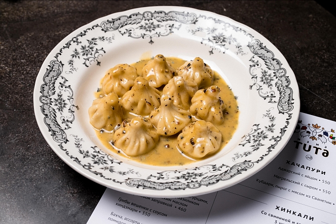 Мини хинкали с говядиной в перечном соусе