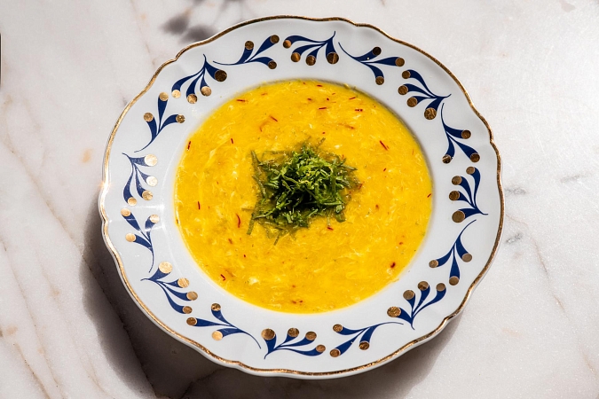 Густой куриный суп по-ливански с шафраном, щавелем и яичным белком